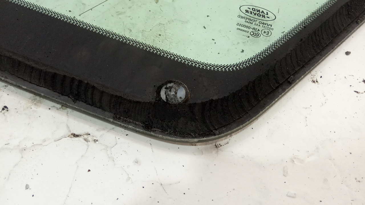 Стекло кузовное глухое левое