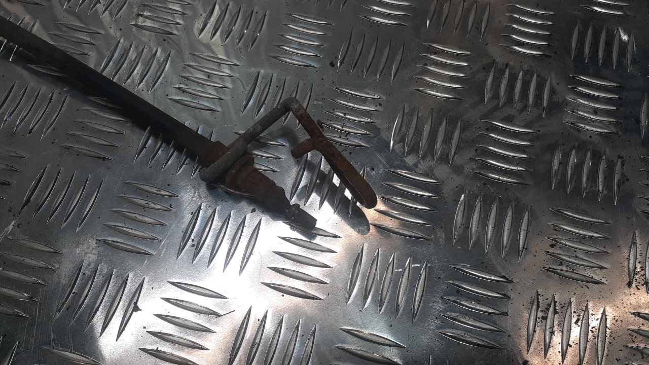 Трос стояночного тормоза правый