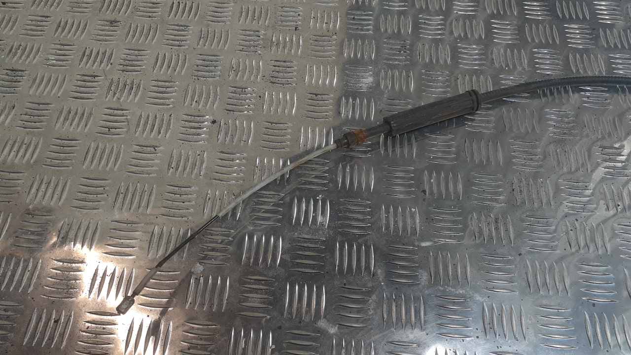 Трос стояночного тормоза правый