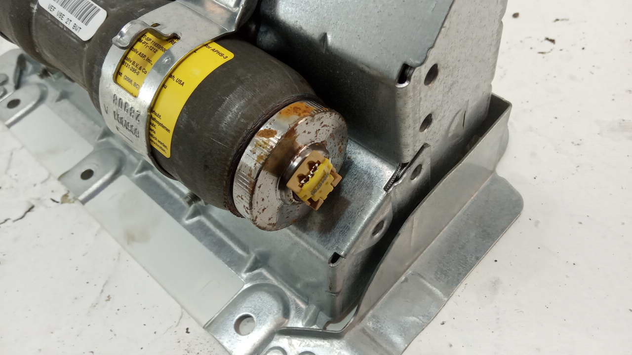 Подушка безопасности пассажирская (в торпедо)