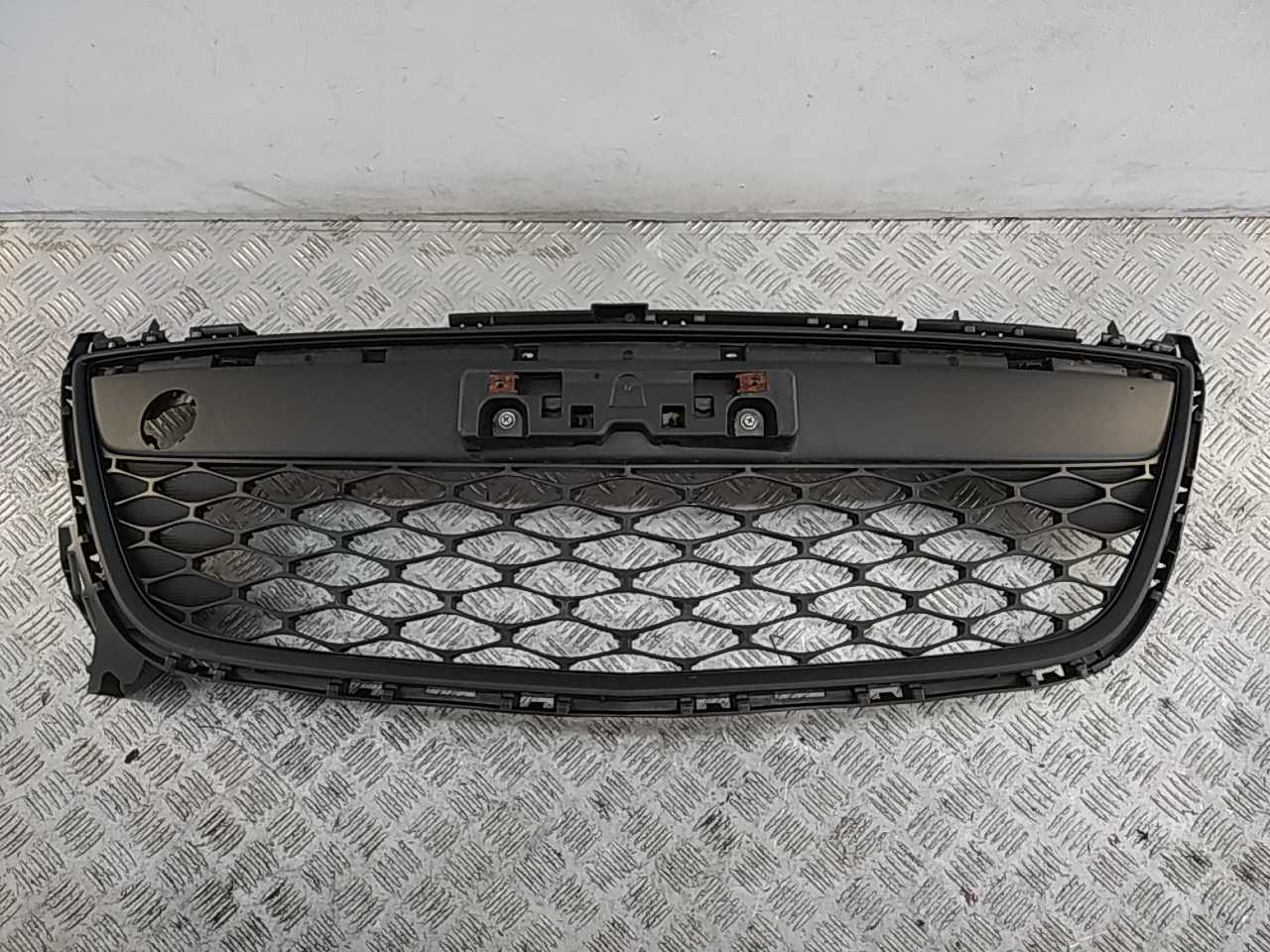 Решетка в бампер центральная