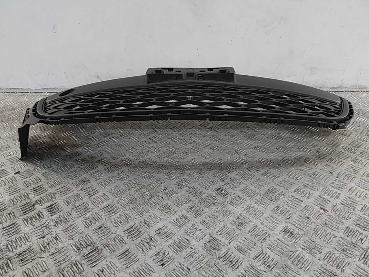 Решетка в бампер центральная