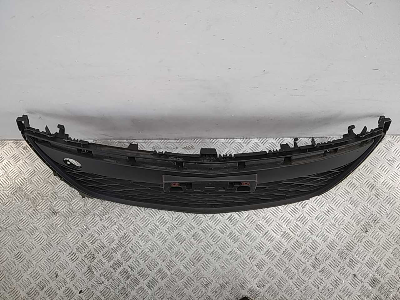 Решетка в бампер центральная