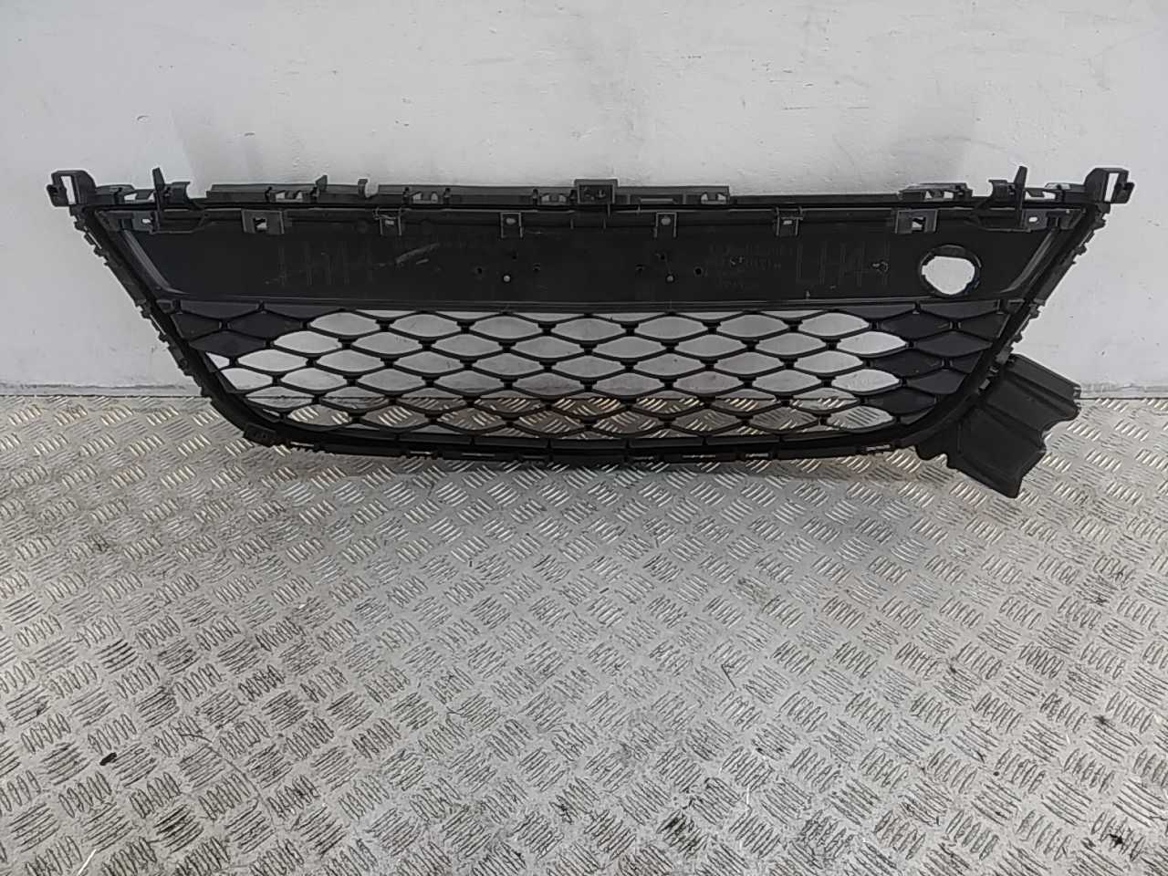 Решетка в бампер центральная