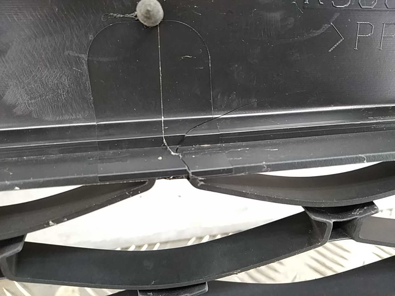 Решетка в бампер центральная