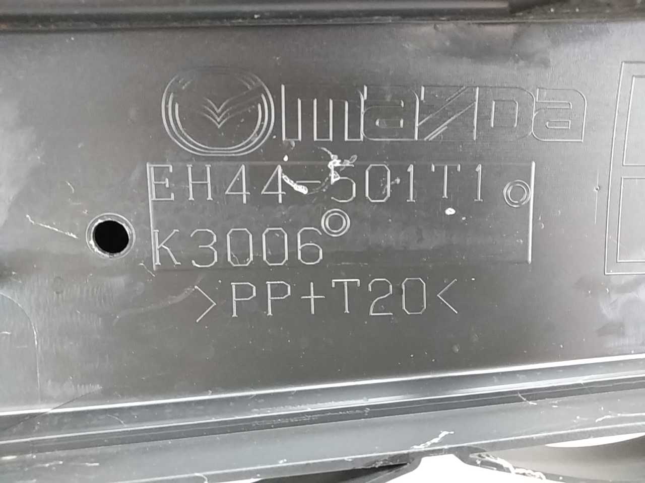 Решетка в бампер центральная