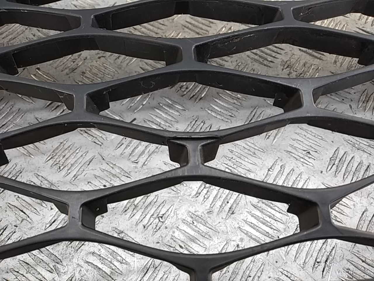 Решетка в бампер центральная