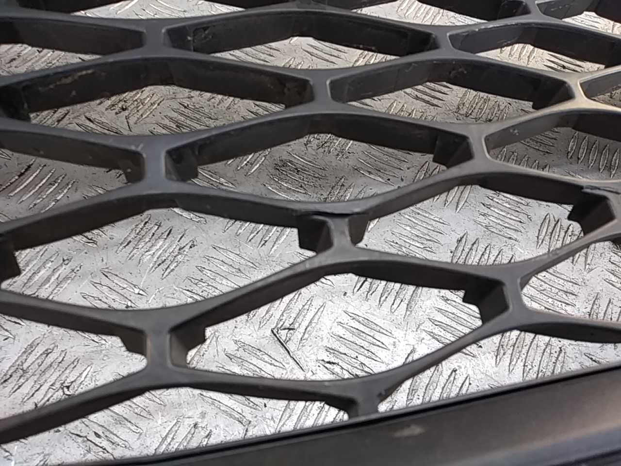 Решетка в бампер центральная