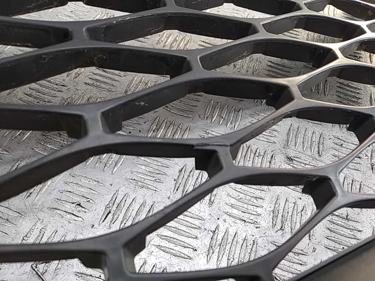 Решетка в бампер центральная