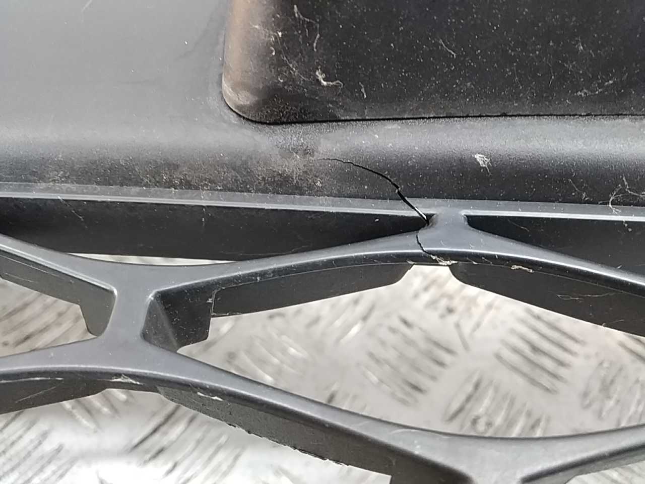 Решетка в бампер центральная