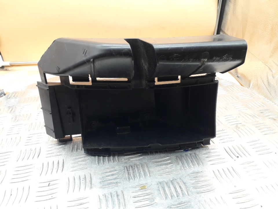 Кронштейн заднего бампера правый