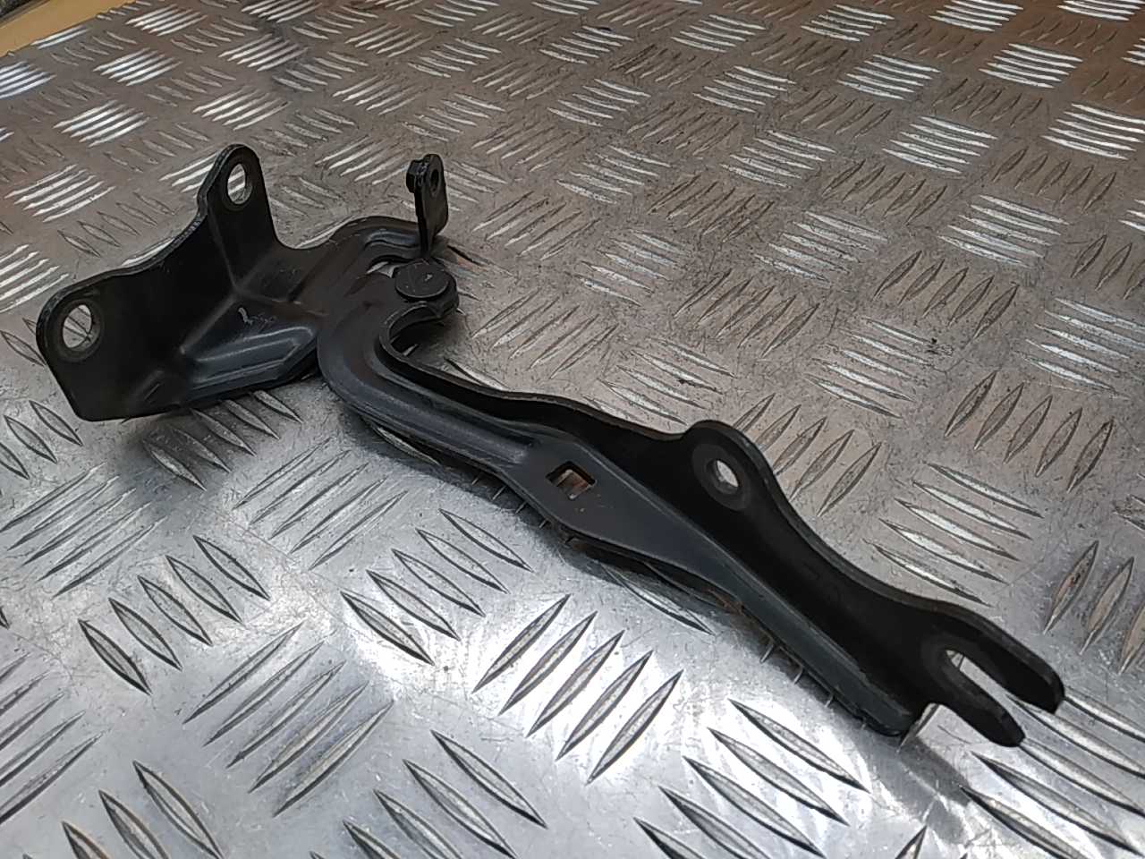 Петля капота левая