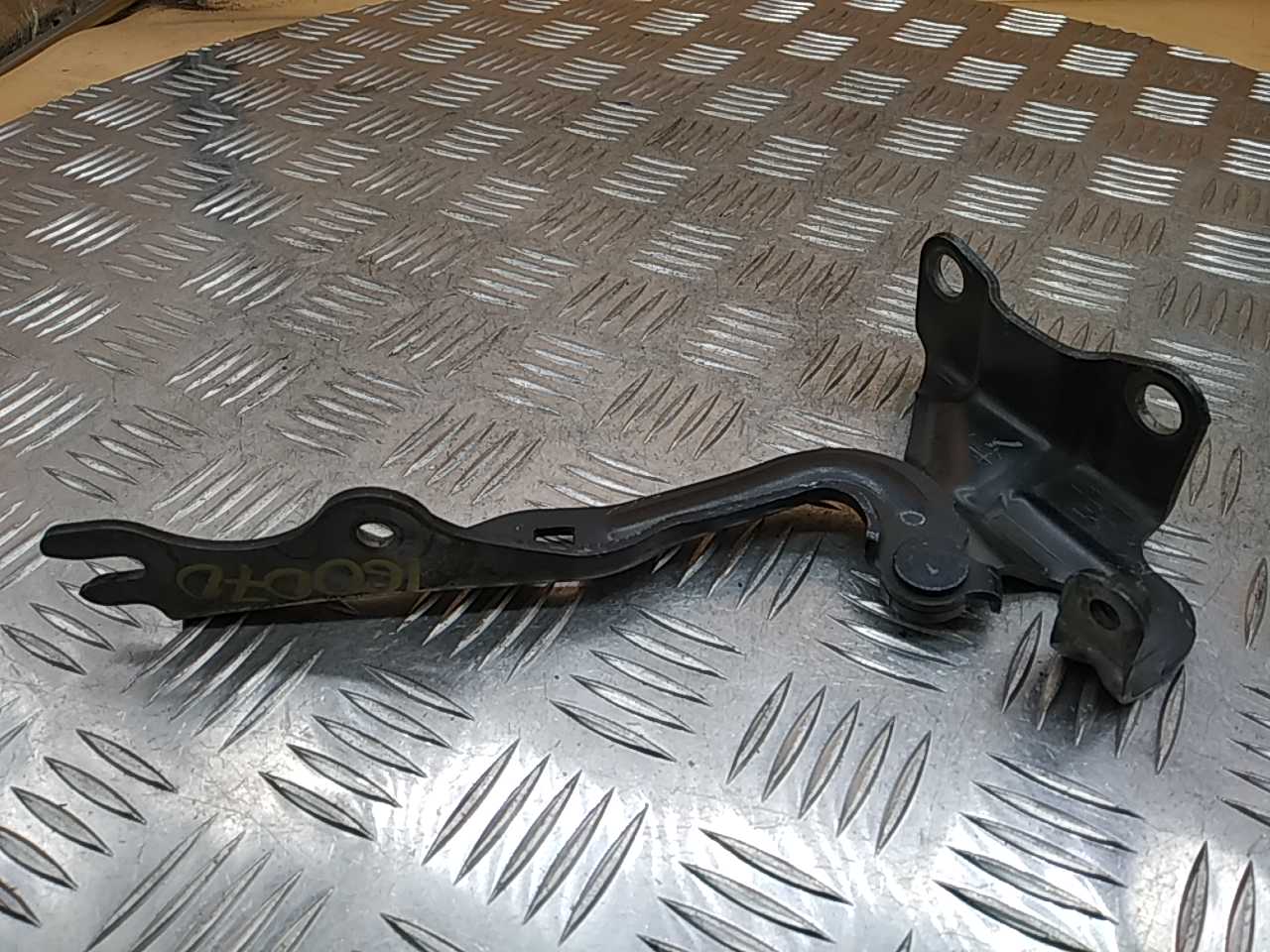 Петля капота левая