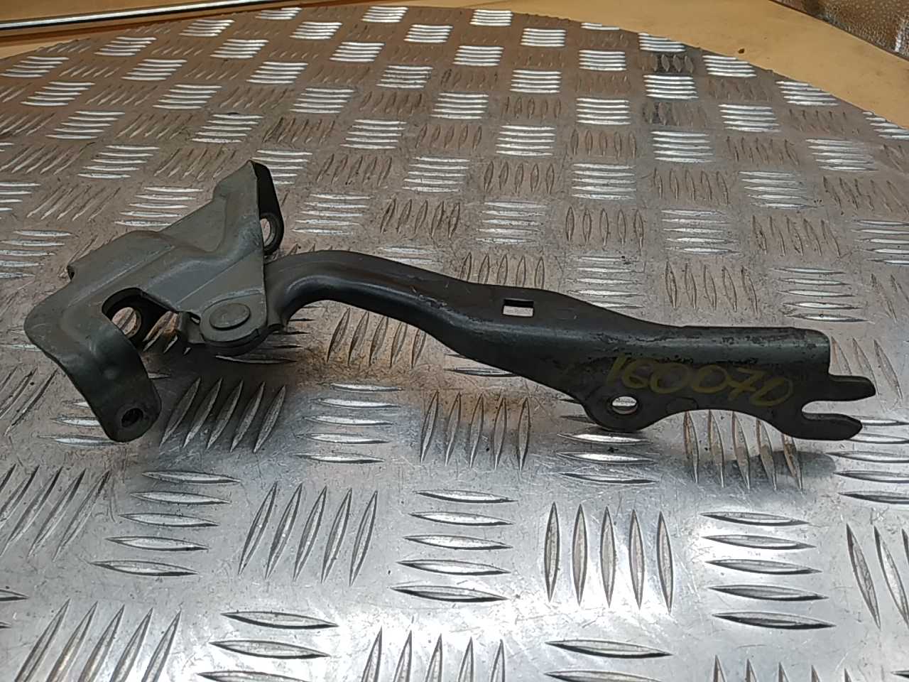 Петля капота левая