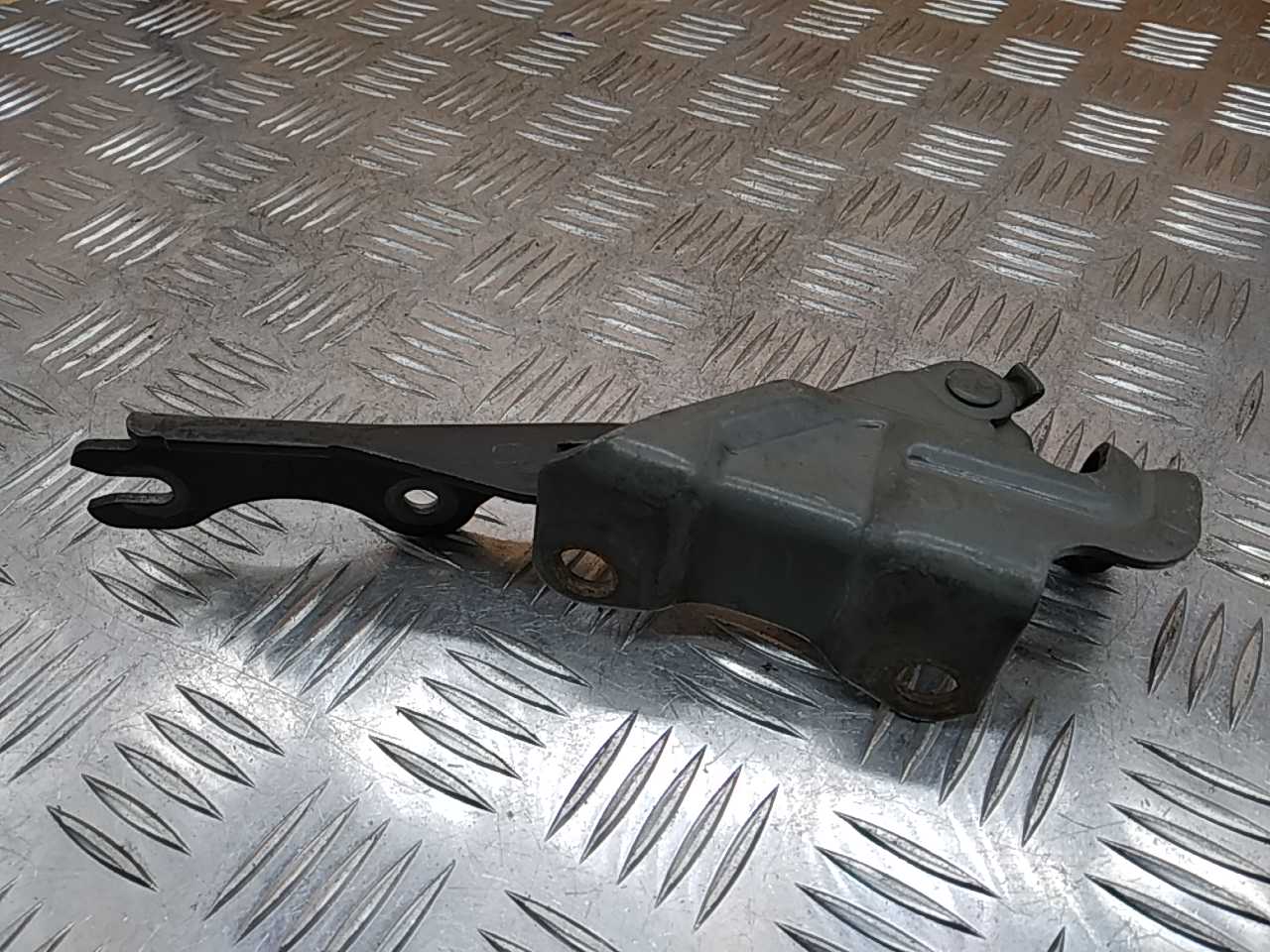 Петля капота левая