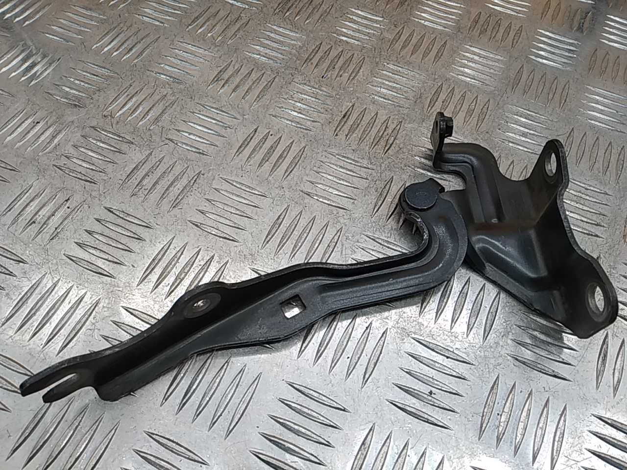 Петля капота правая