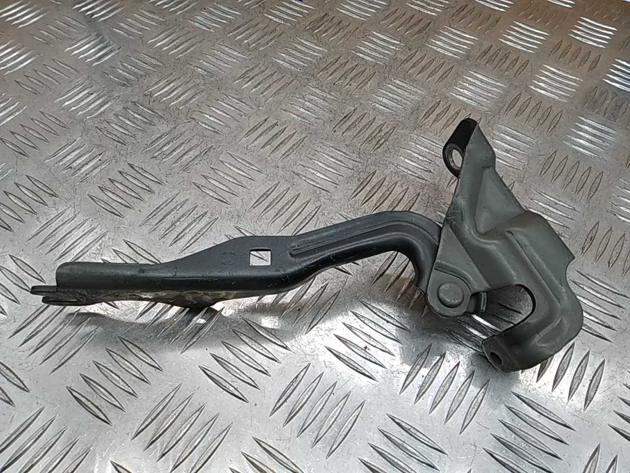 Петля капота правая