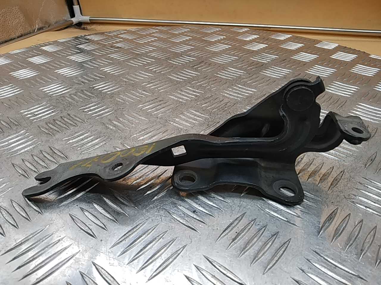 Петля капота правая