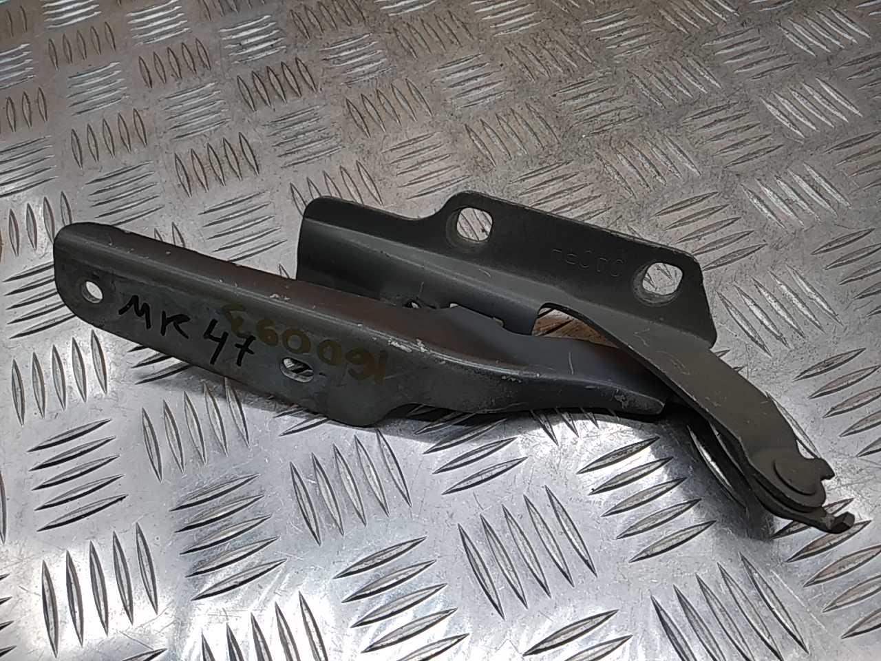 Петля капота правая