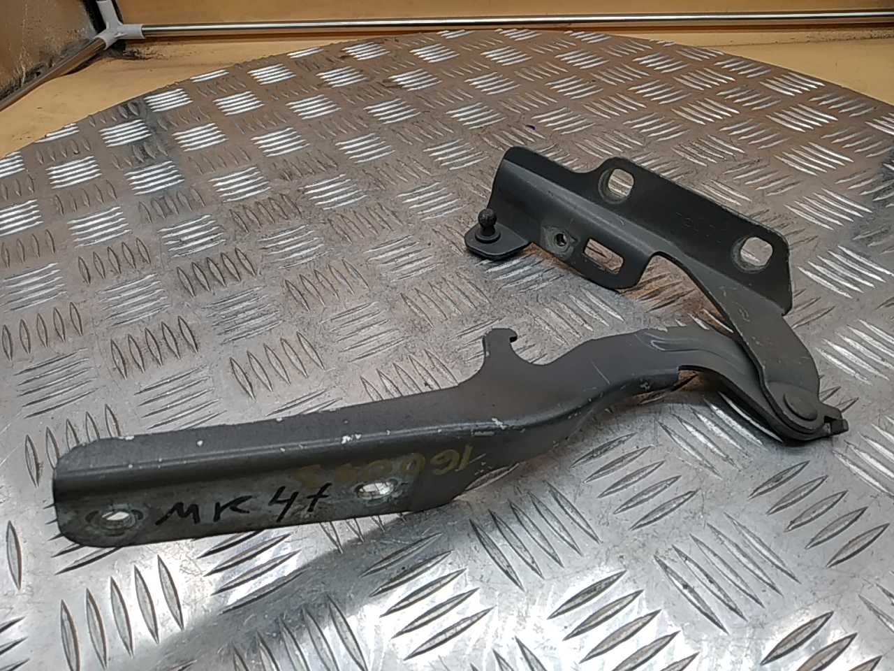 Петля капота правая