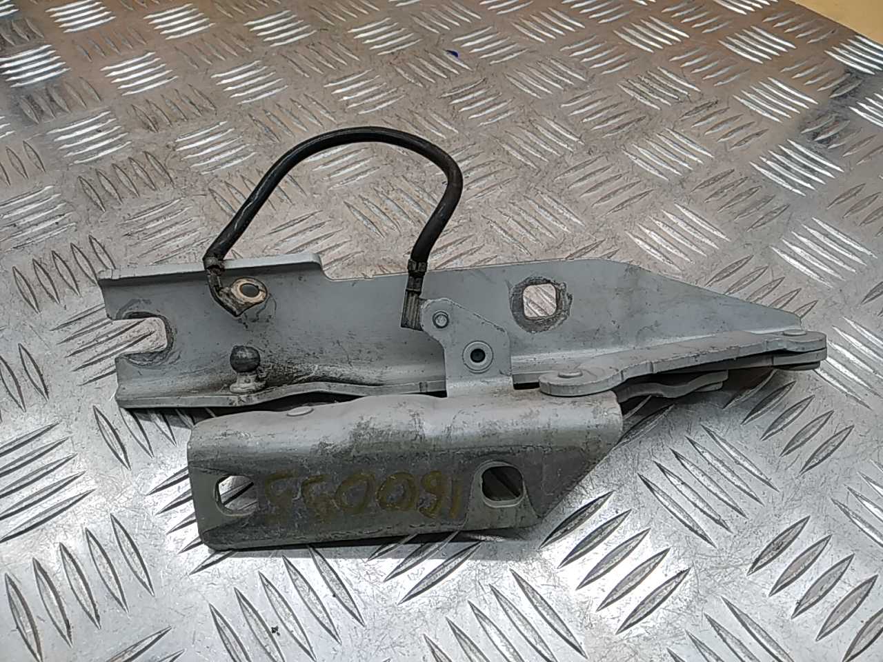 Петля капота правая