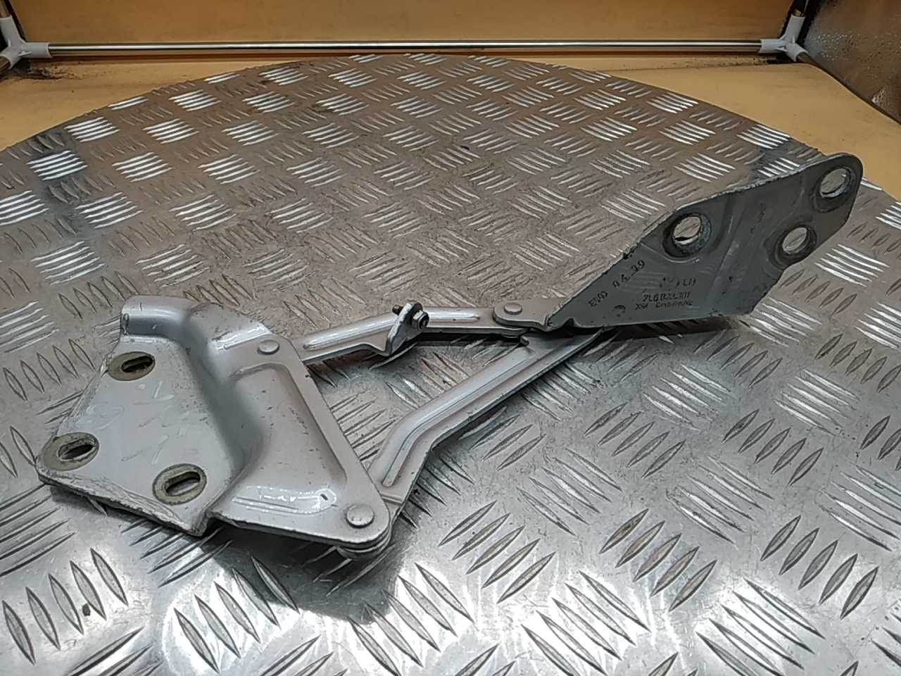 Петля капота левая