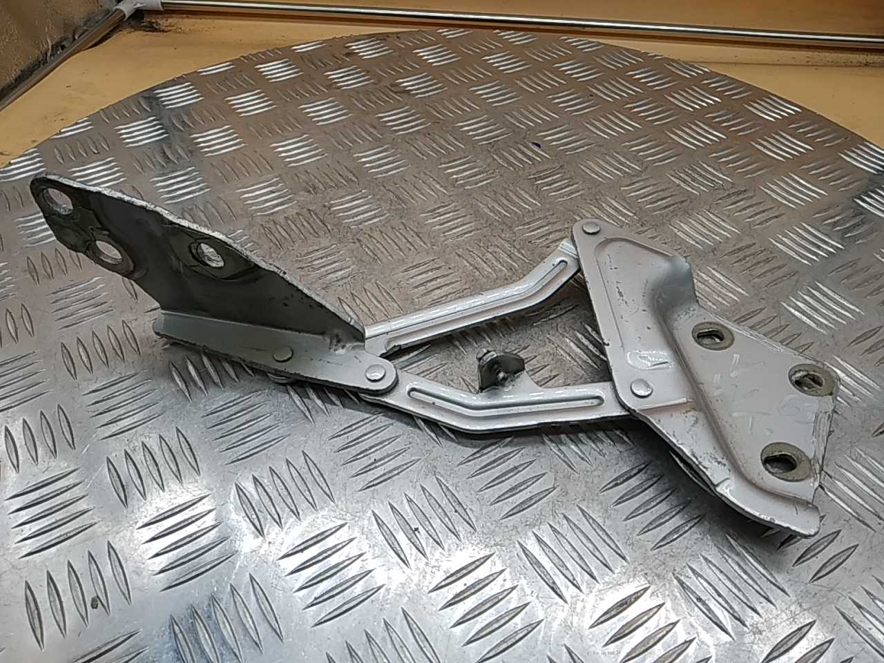 Петля капота левая