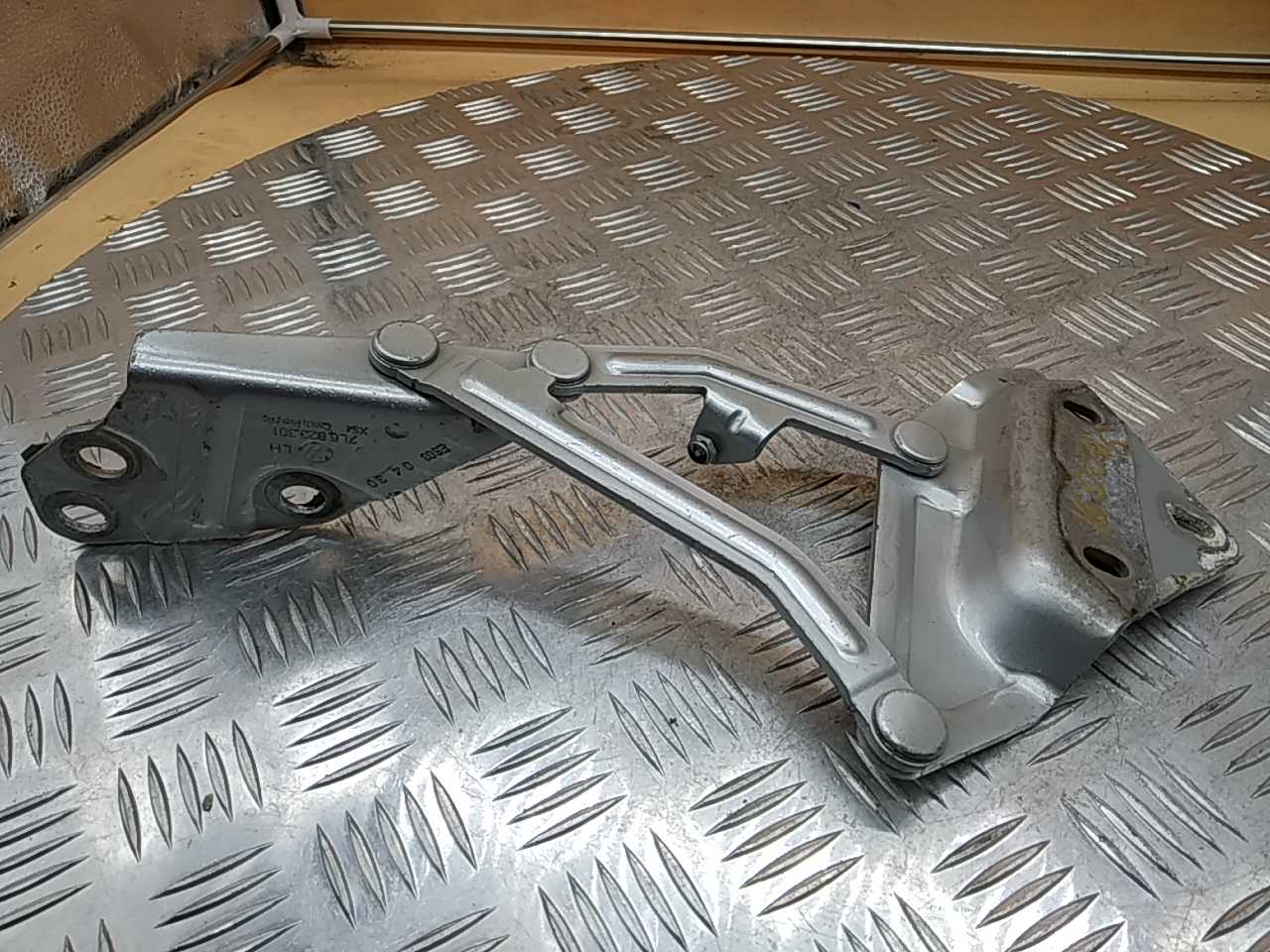 Петля капота левая