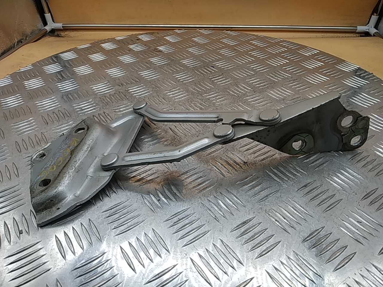 Петля капота левая