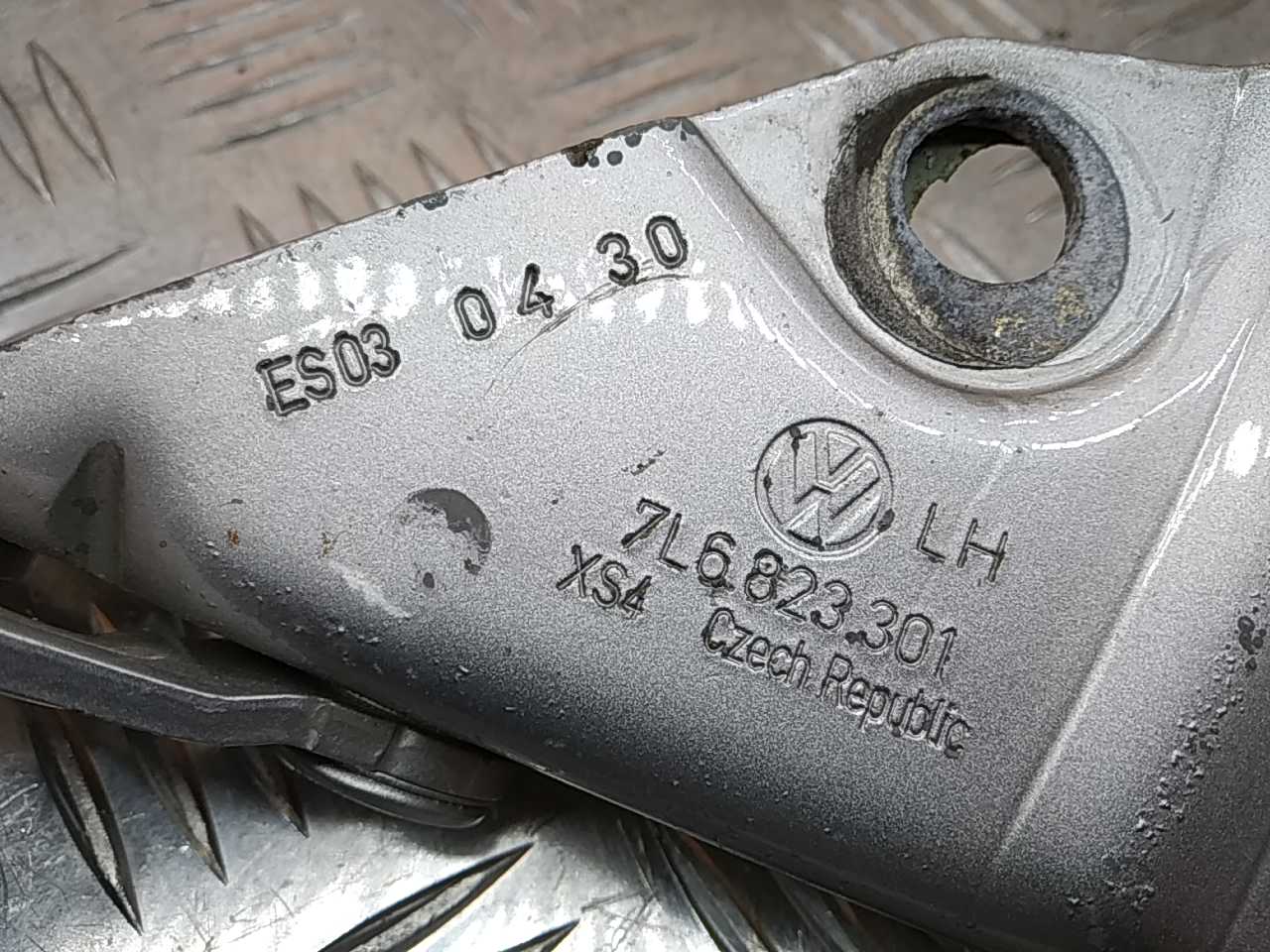 Петля капота левая