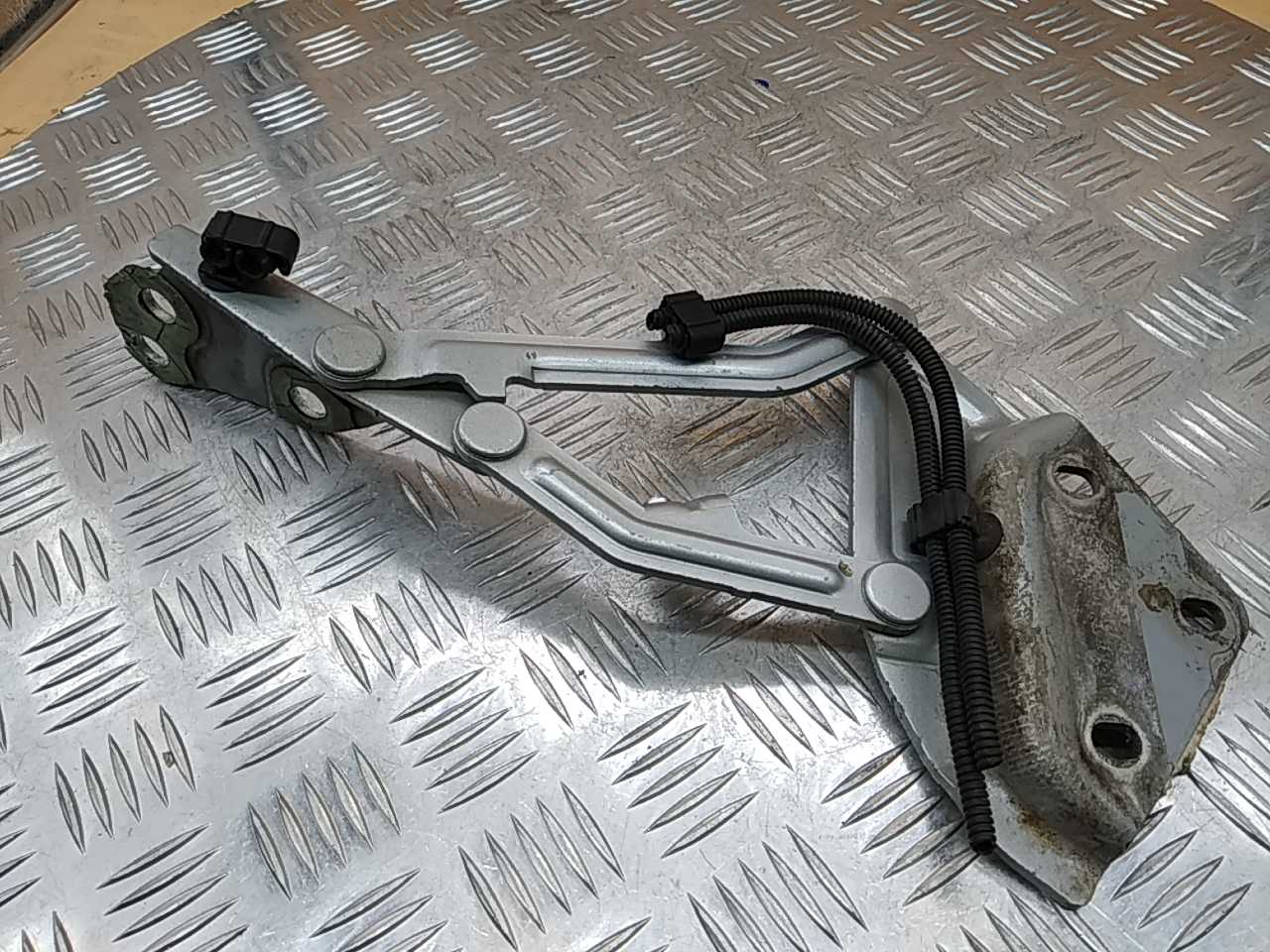 Петля капота правая