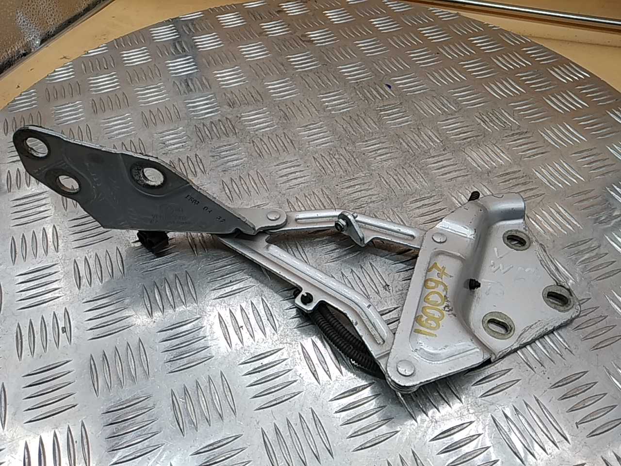 Петля капота правая