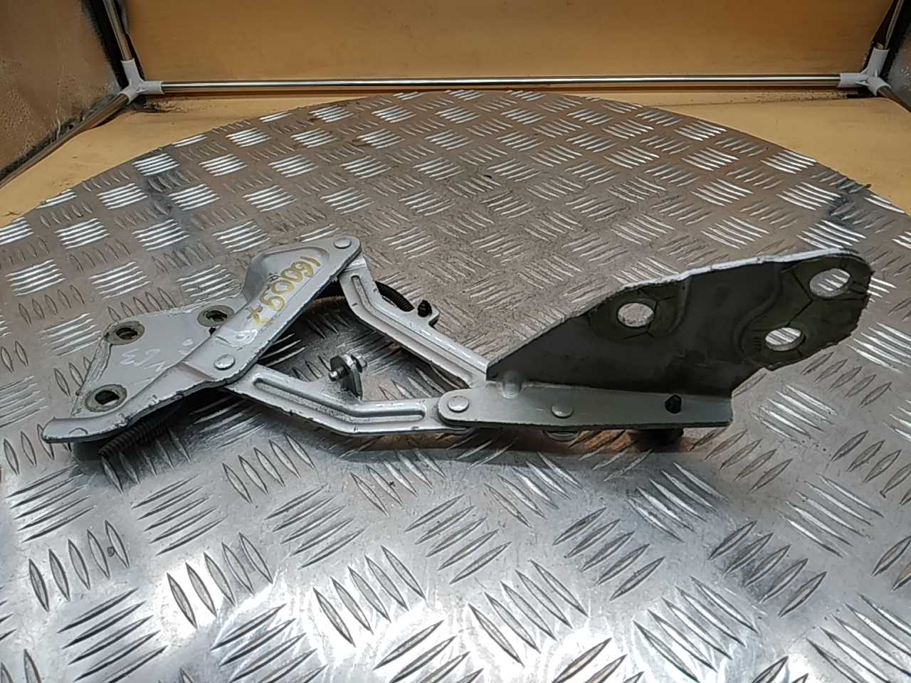 Петля капота правая