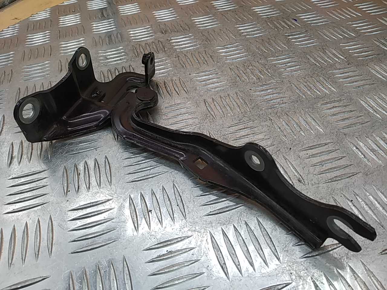 Петля капота левая