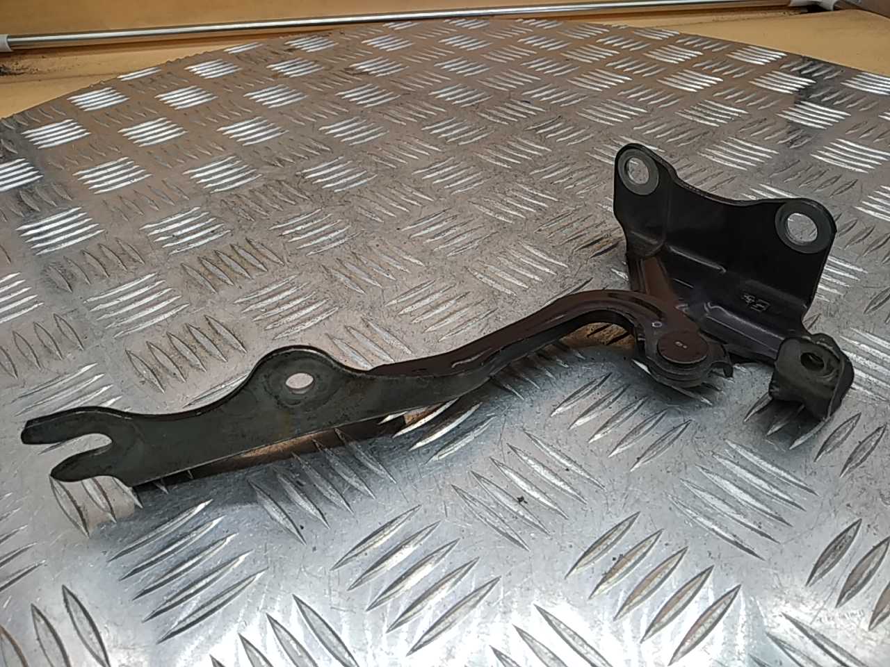 Петля капота левая