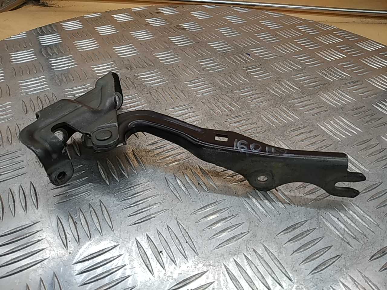 Петля капота левая