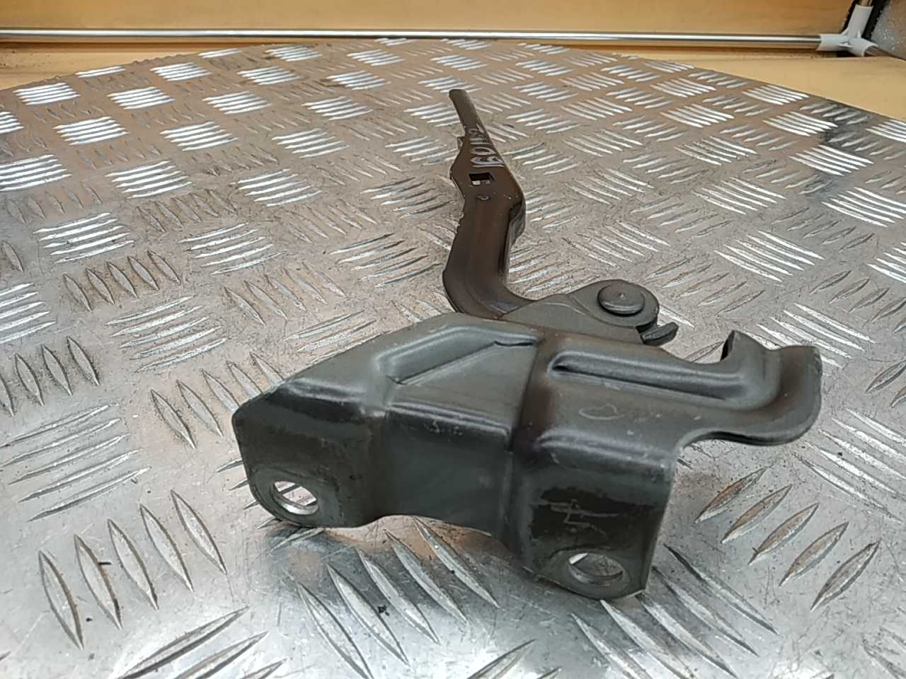 Петля капота левая