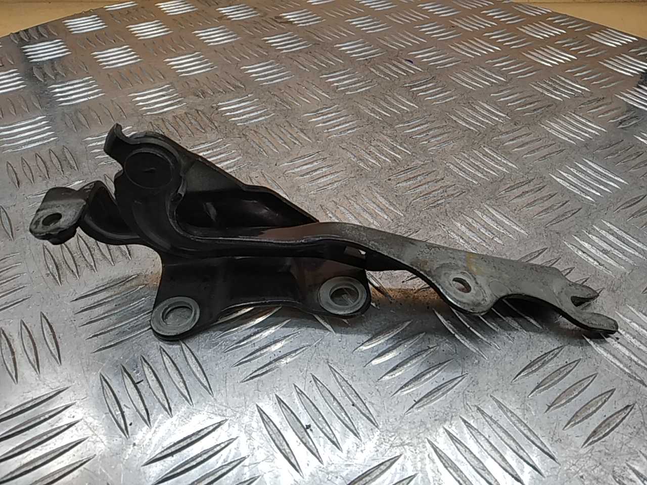 Петля капота левая