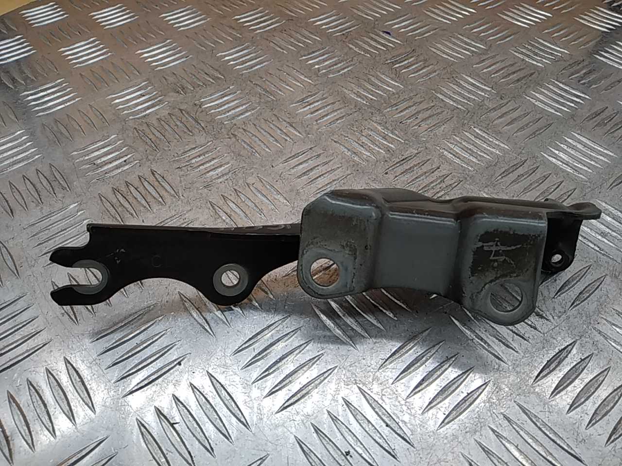 Петля капота левая