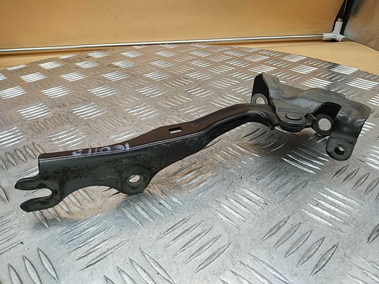 Петля капота правая