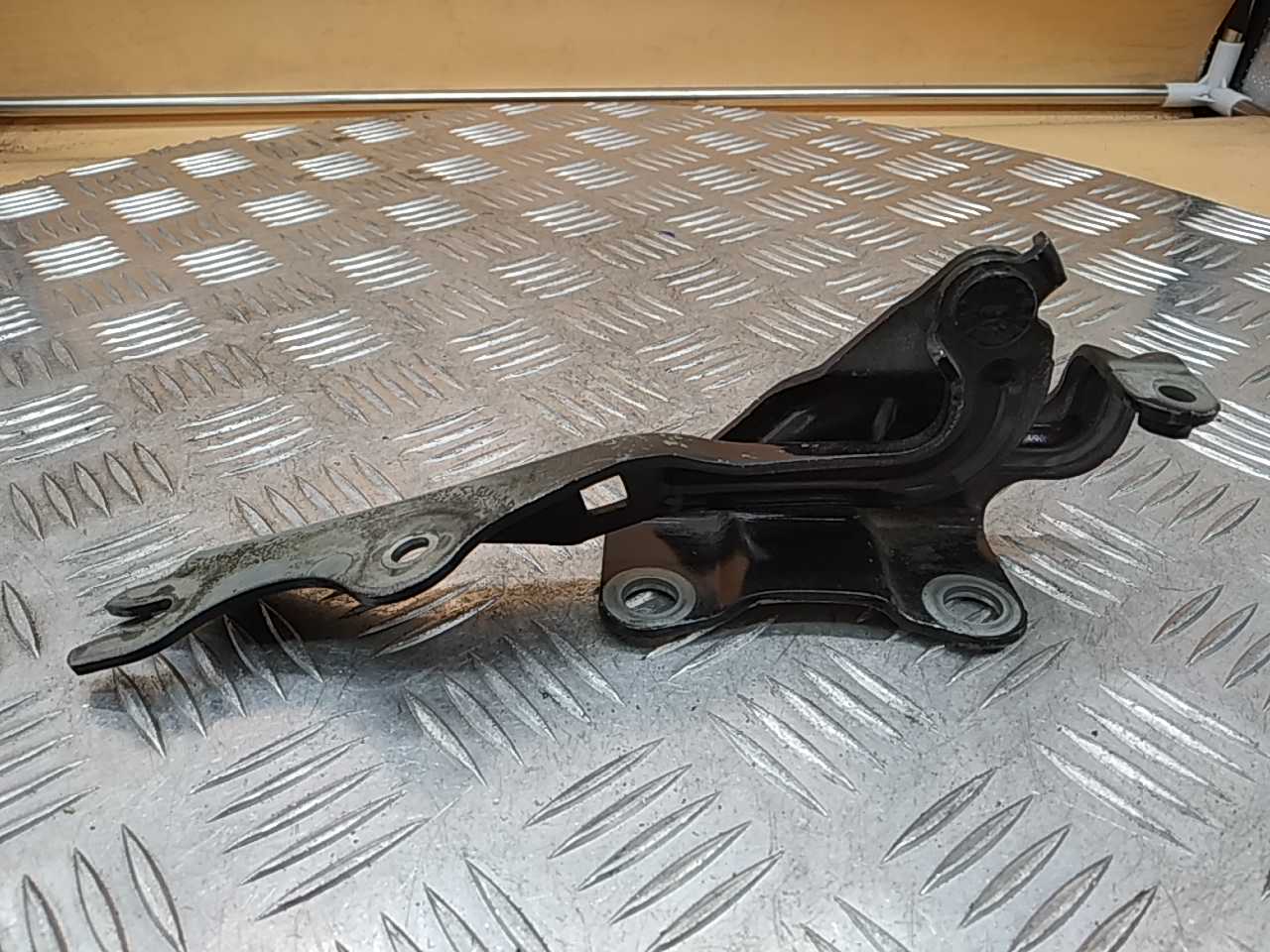 Петля капота правая