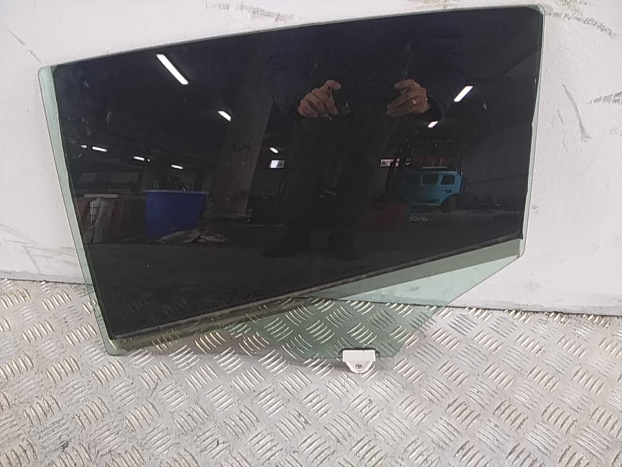 Стекло двери задней левой