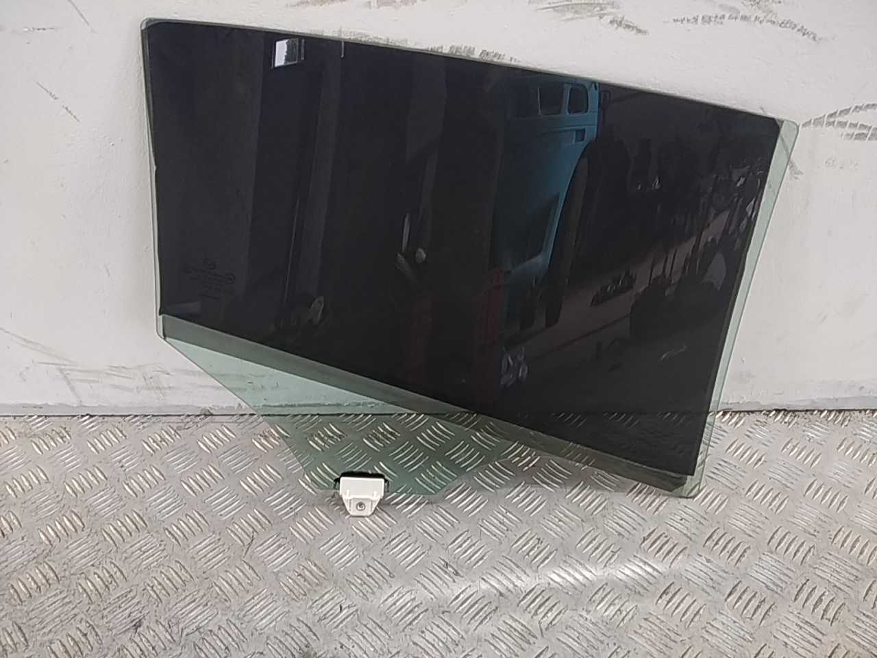 Стекло двери задней левой