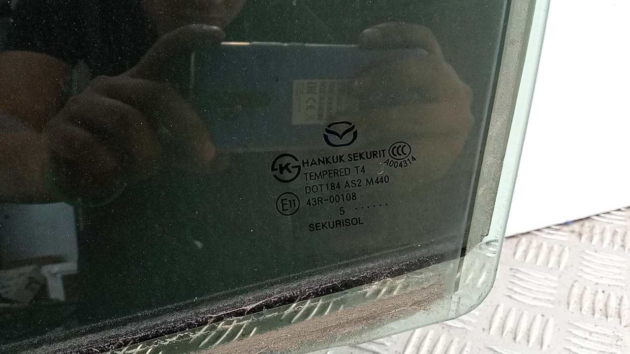 Стекло двери передней левой
