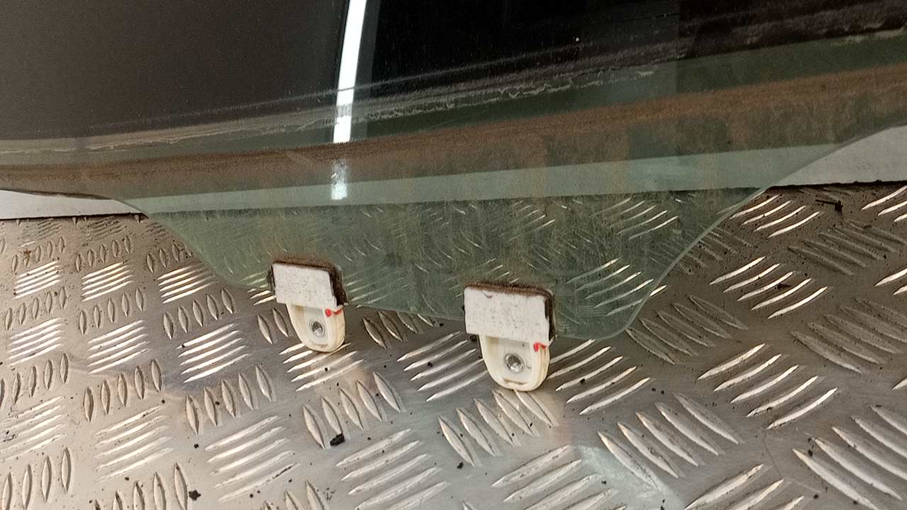 Стекло двери передней левой