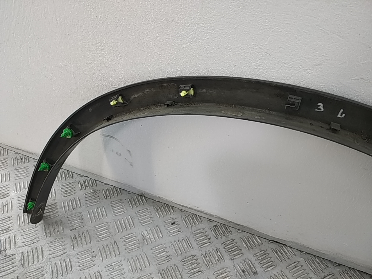 Накладка заднего крыла левого