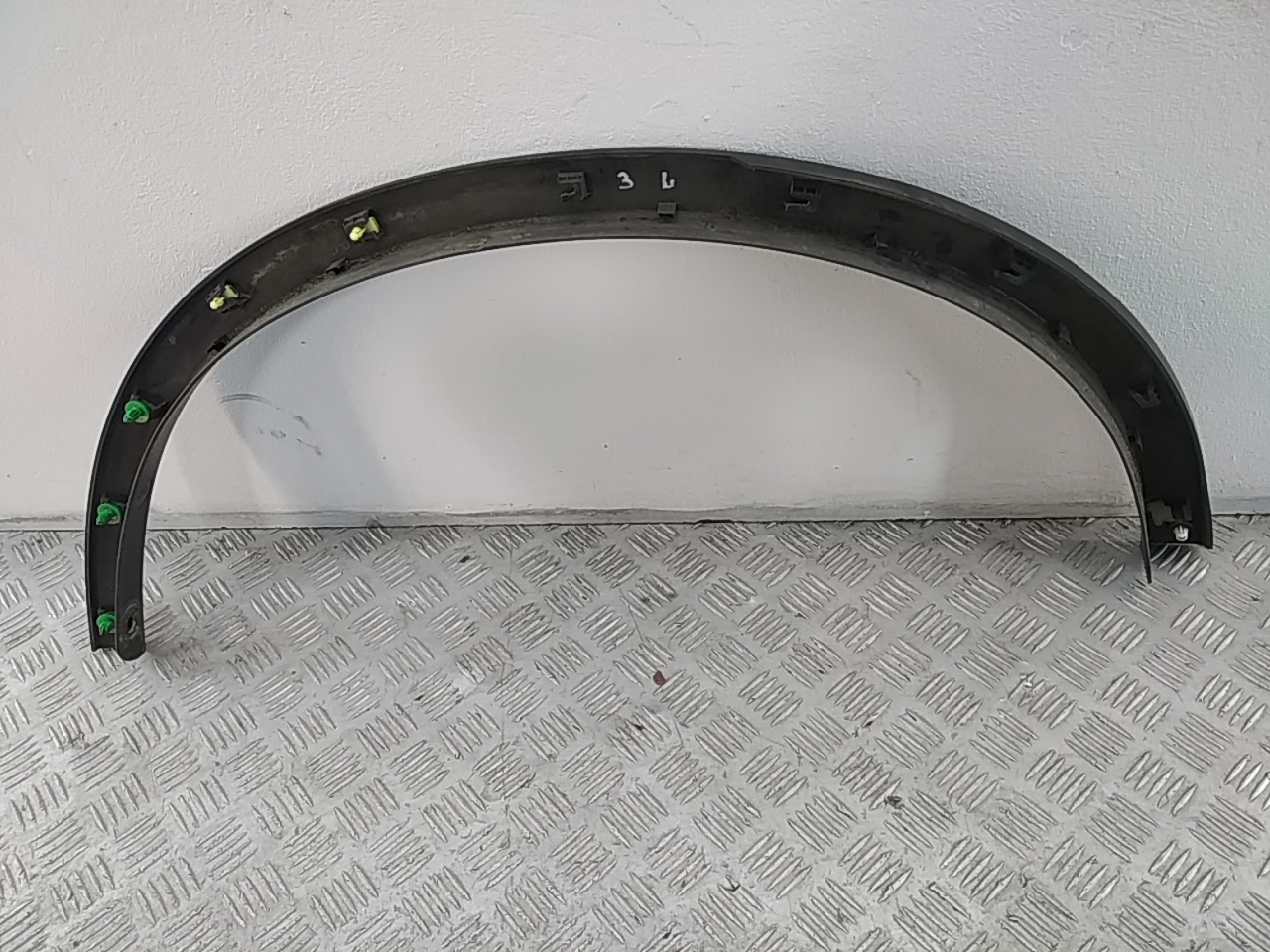 Накладка заднего крыла левого