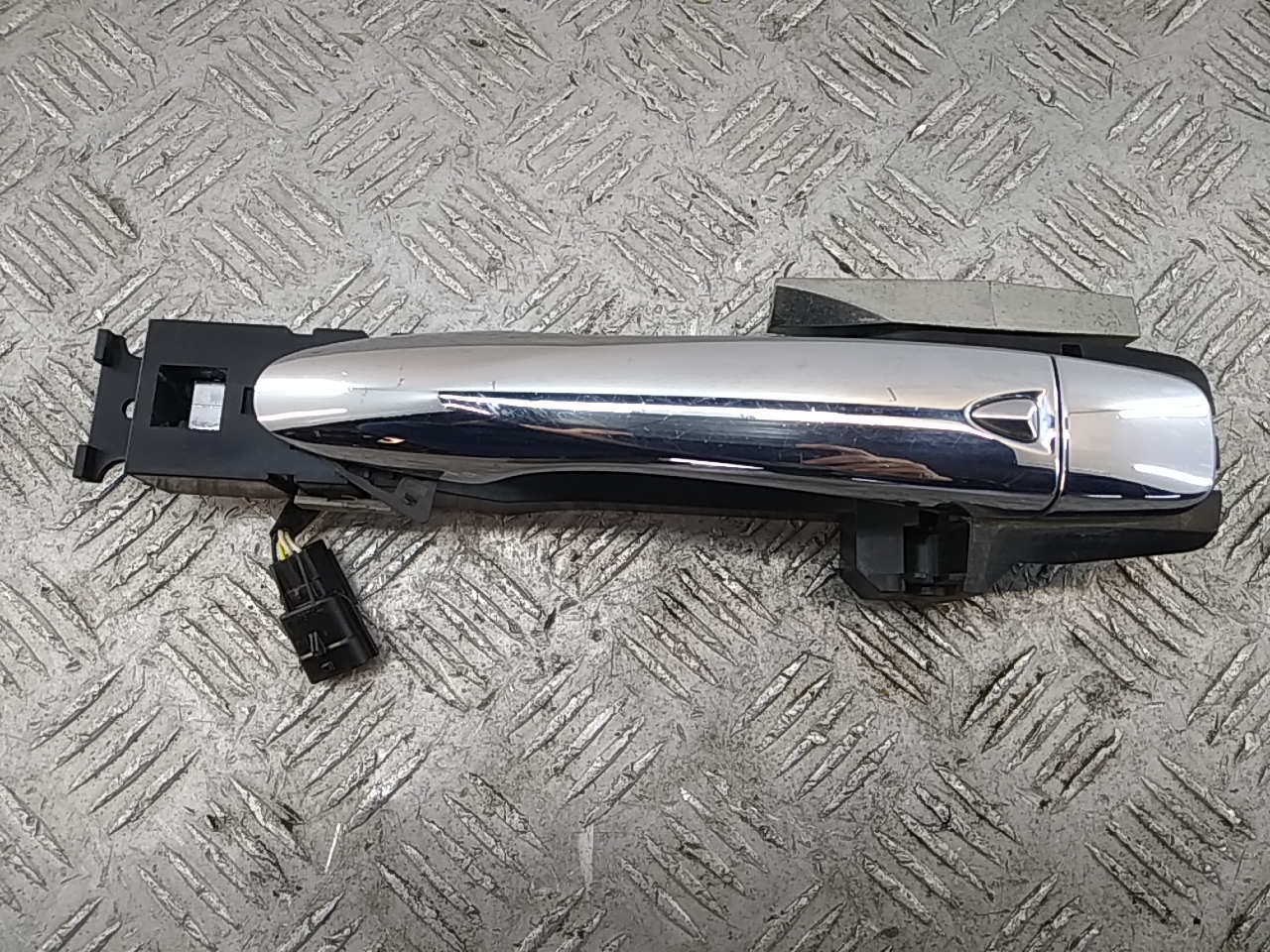 Ручка двери передней наружная левая