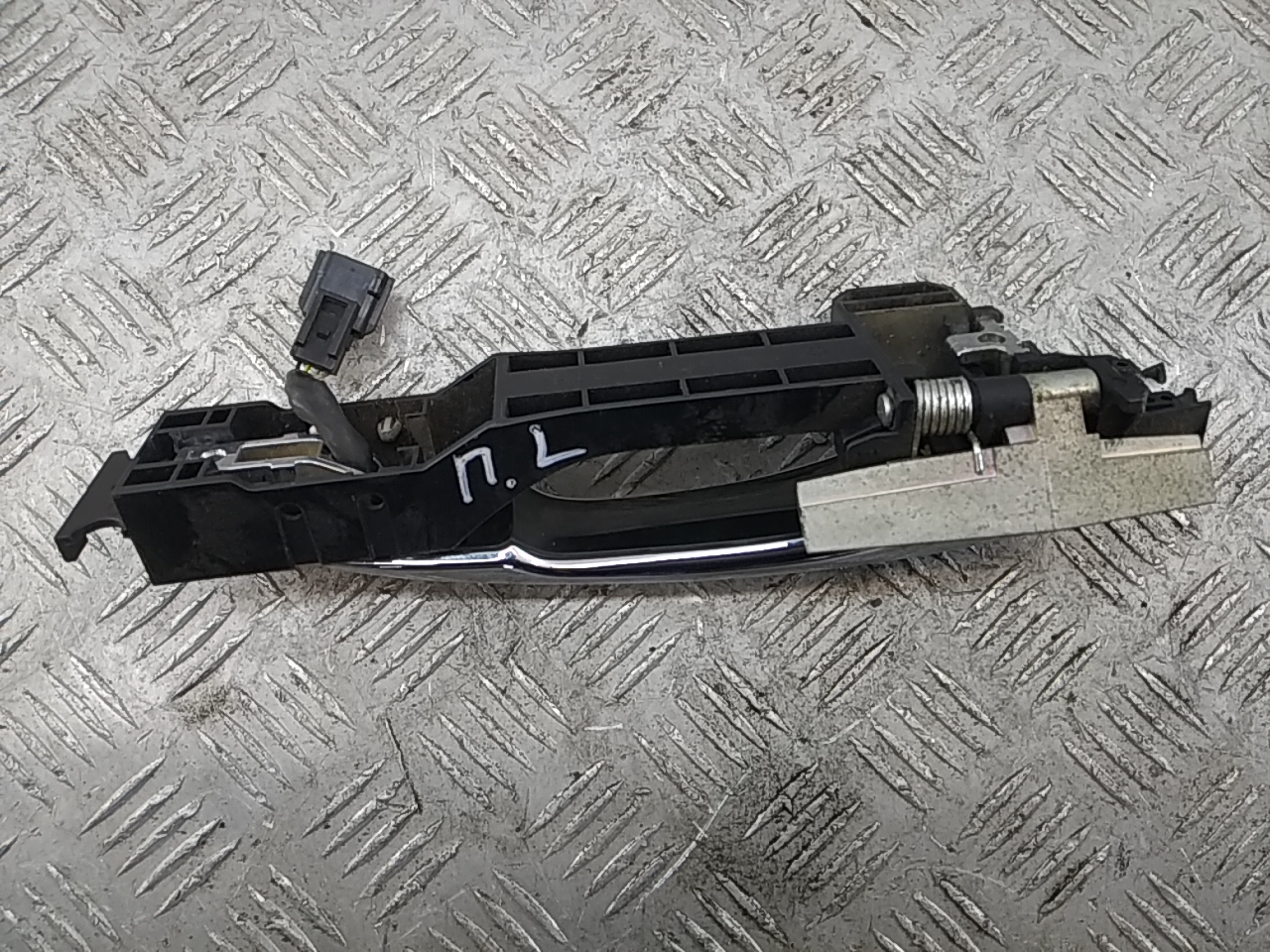 Ручка двери передней наружная левая