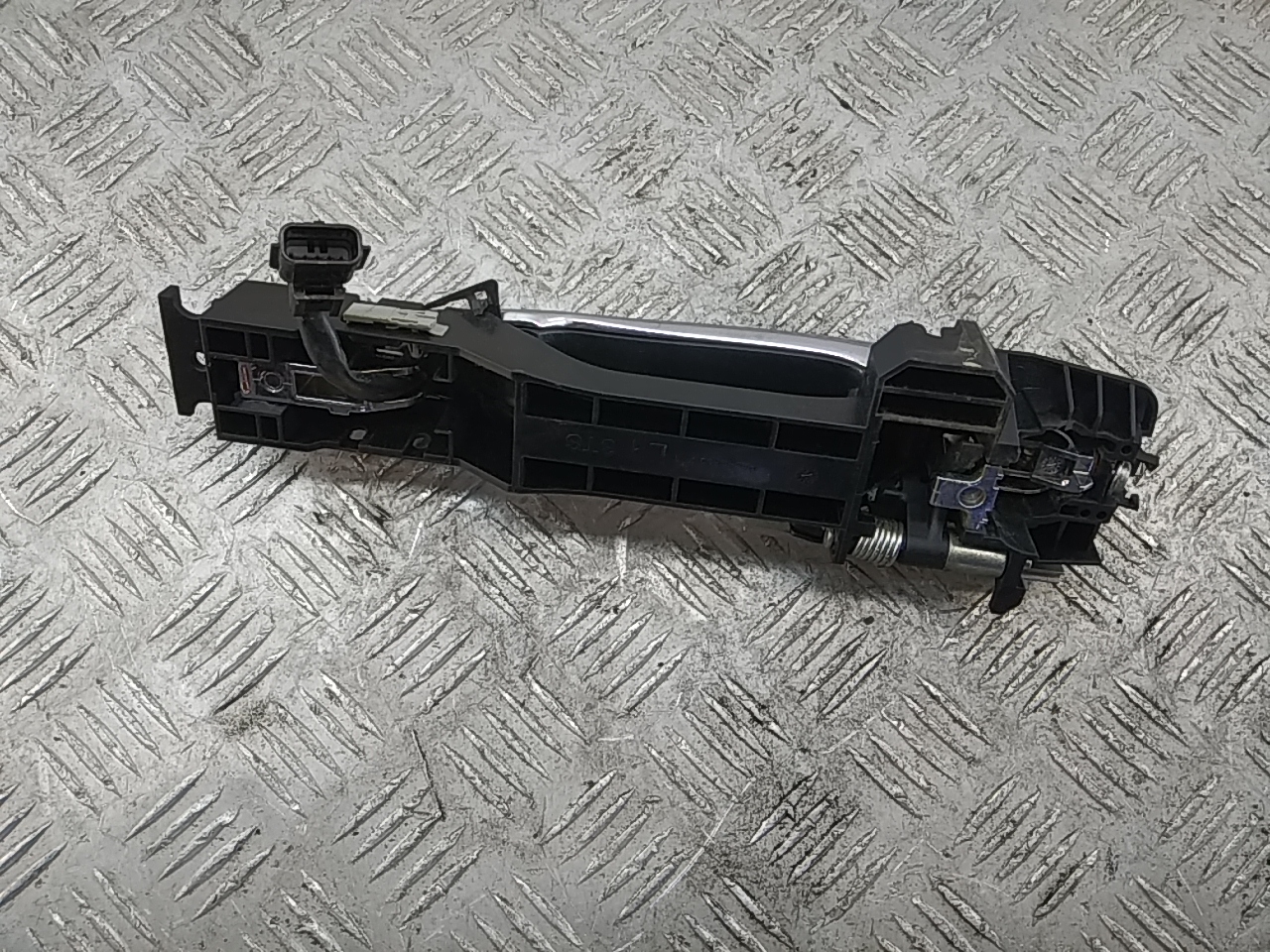 Ручка двери передней наружная левая